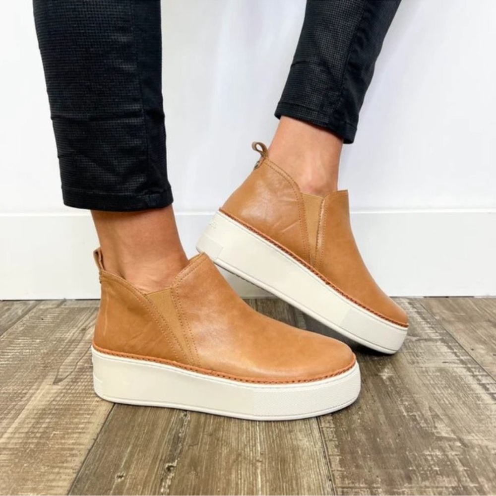 NWOT J/Slides brown leather platform sneaker